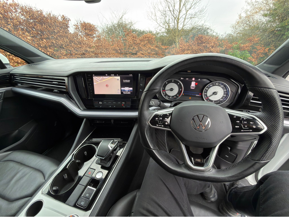 2023 Volkswagen Touareg - image 11