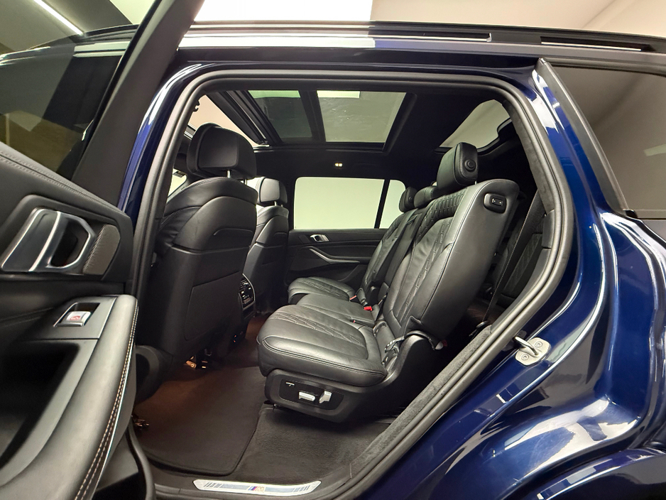 2020 BMW X7 - image 17