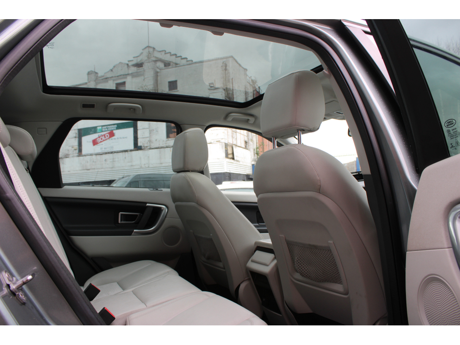 2015 Land Rover Discovery - image 7