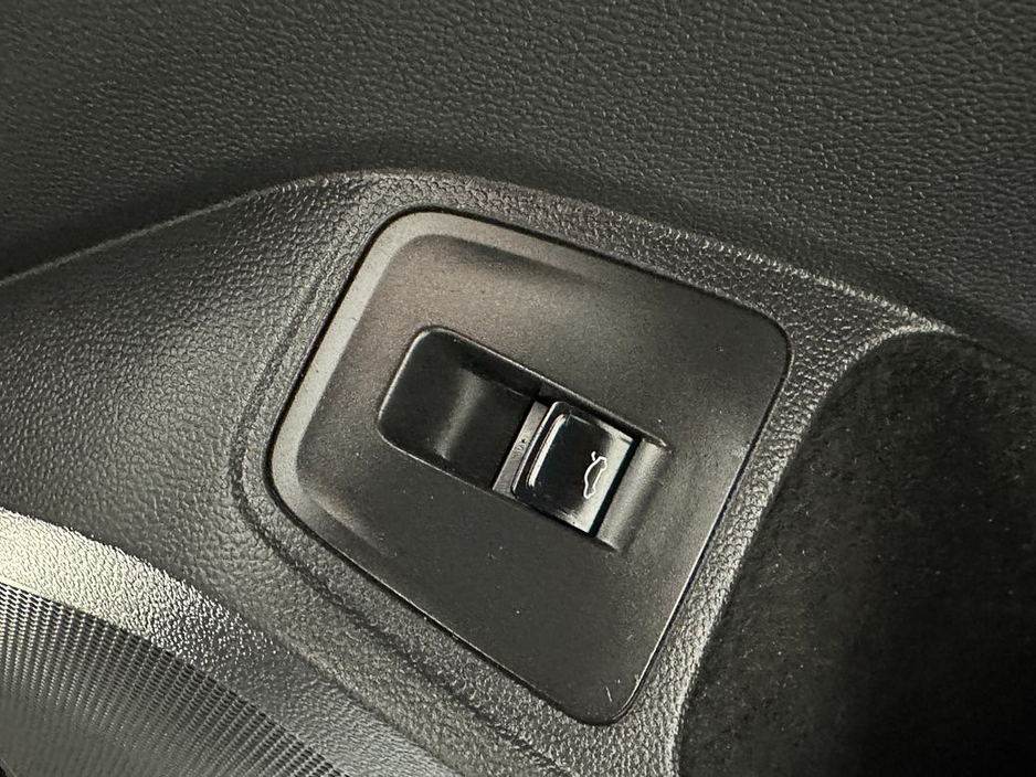 2020 Volkswagen Tiguan - image 24