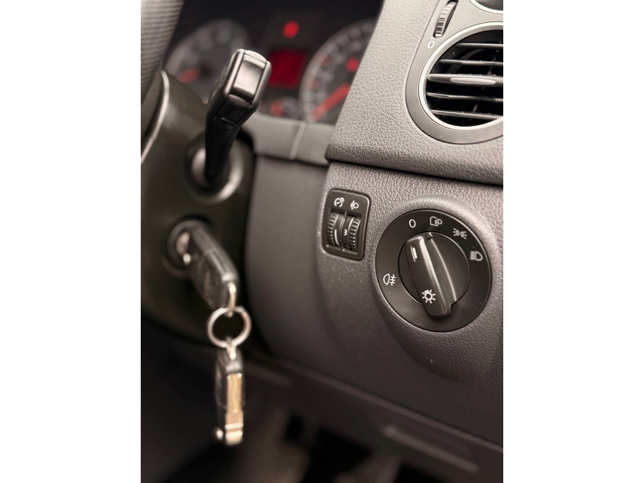 2006 Volkswagen Golf - image 28