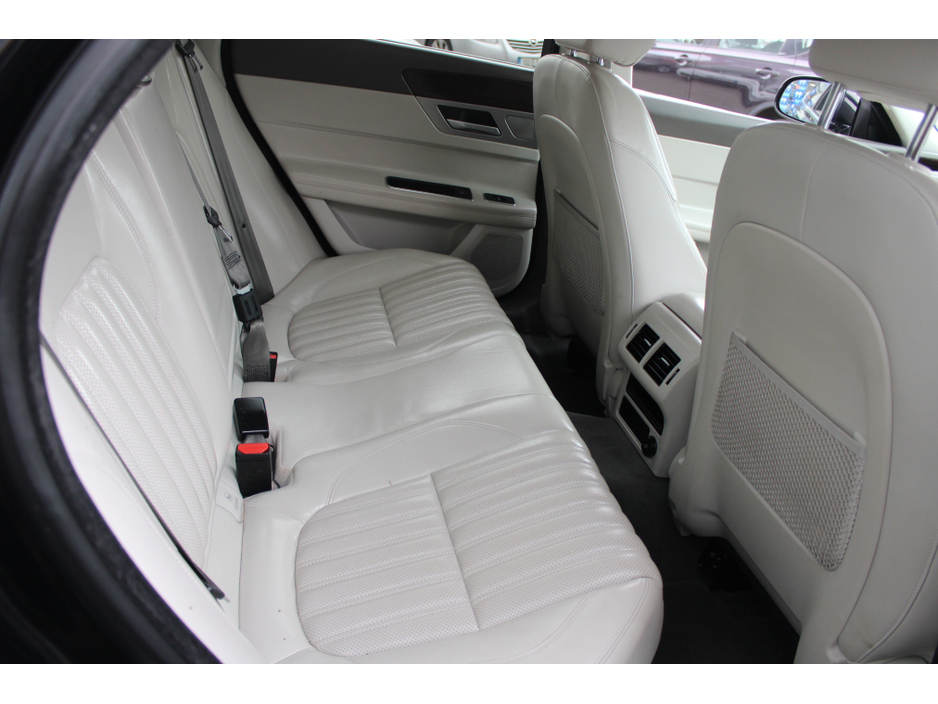 2017 Jaguar XF - image 6