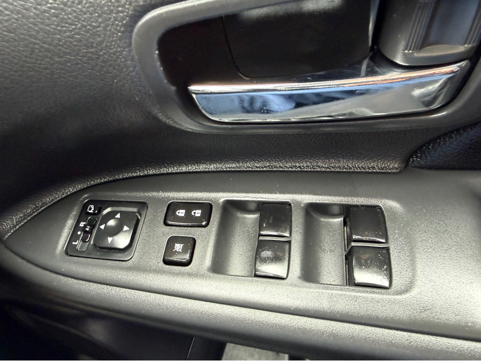 2015 Mitsubishi Outlander - image 15