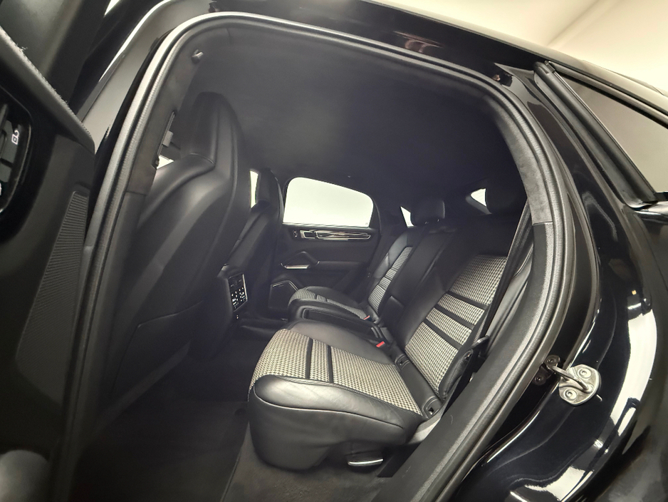 2021 Porsche Cayenne - image 16