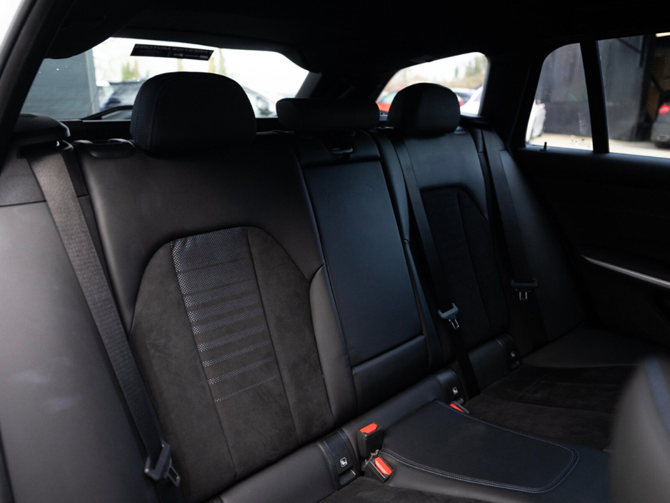 2021 BMW 3 Series - image 16