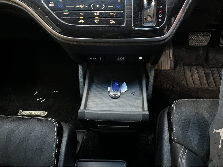 2020 Honda Odyssey €28950! 2020 HONDA ODYSSEY HYBRID ABSOLUTE EX SENSING 2.0 AUTOMATIC / CRUISE CONTROL / REVERSE CAMERA / ELECTRIC HEATED SEATS / POWER SLIDING SEATS €28,950