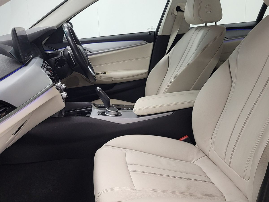 2022 BMW 5 Series - image 7