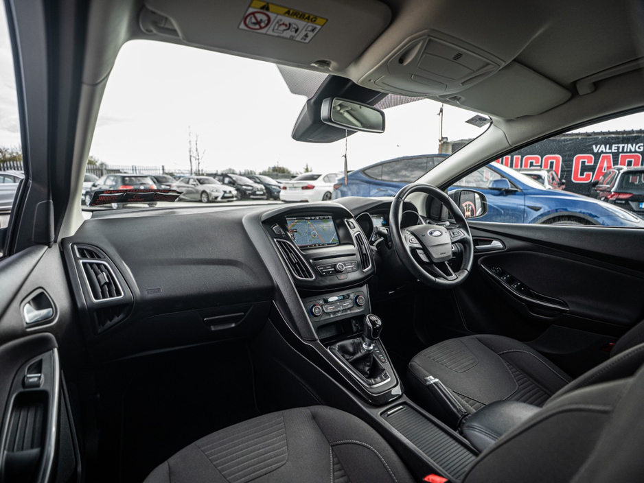 2016 Ford Focus - image 10