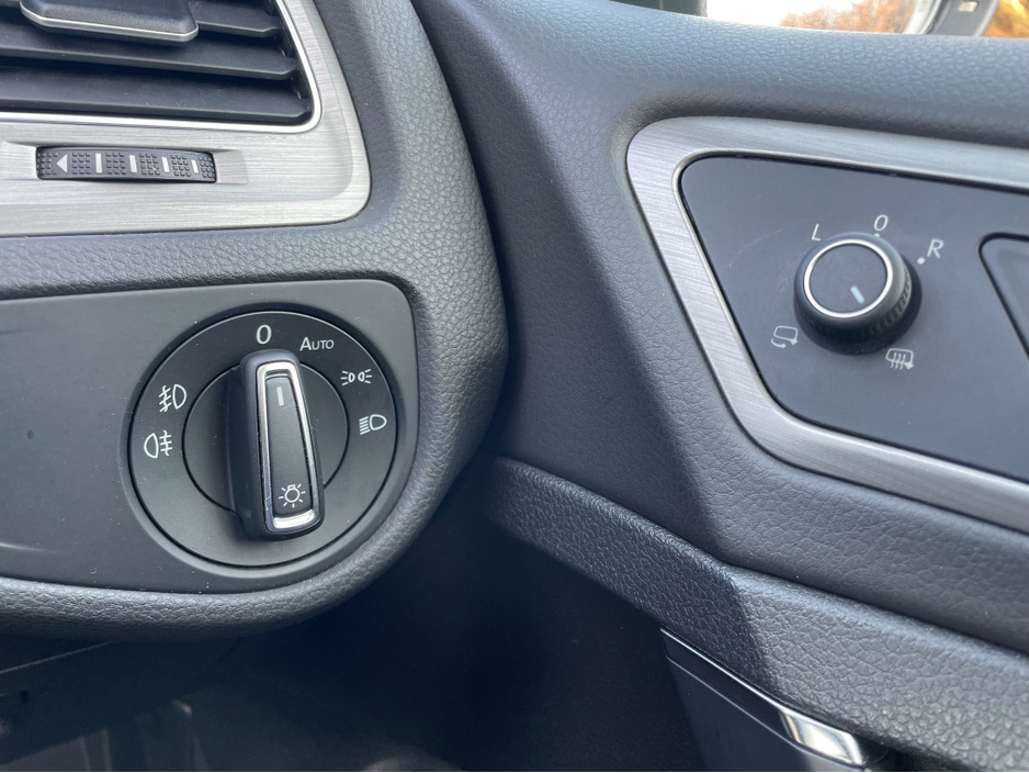 2016 Volkswagen Golf - image 21