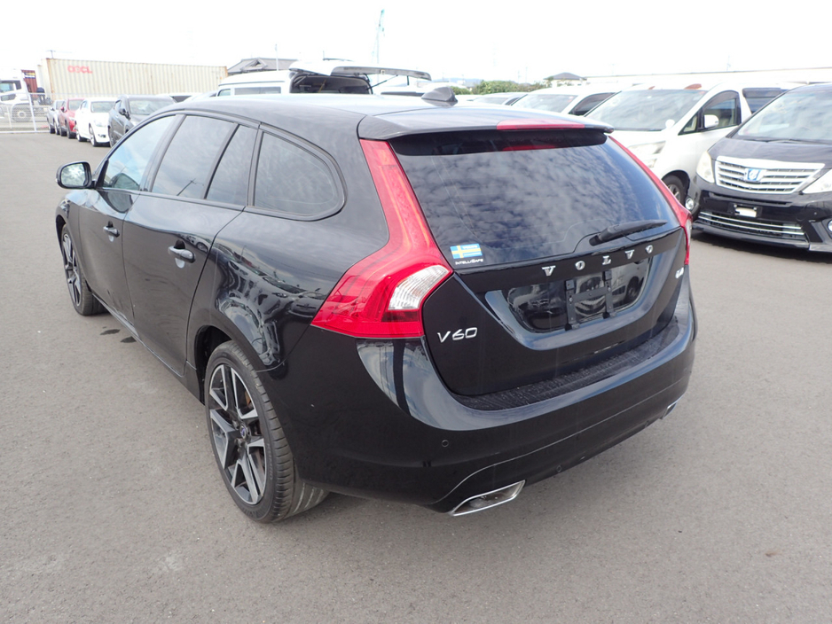 2016 Volvo V60 2.0 D4 DYNAMIC PLUS DIESEL 190 BHP AUTO // FULL LEATHER ELECTRIC SEATS // REVERSING CAMERA // CRUISE CONTROL // LANE ASSIST // COLLISION WARNING SYSTEM // LOW KMS // TOP SPEC // UPGRADED SPORT ALLOYS €17,950