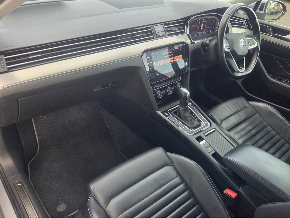 2020 Volkswagen Passat - image 5