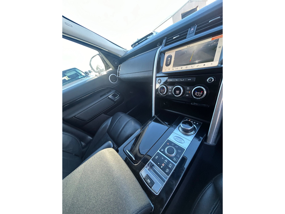 2018 Land Rover Discovery - image 24