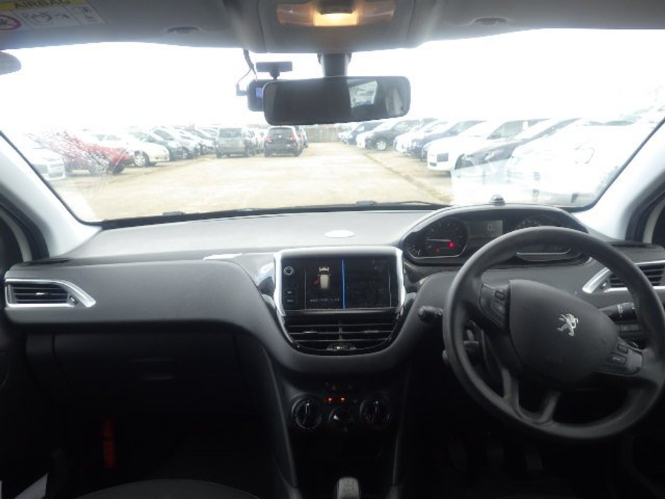 2017 Peugeot 208 - image 5