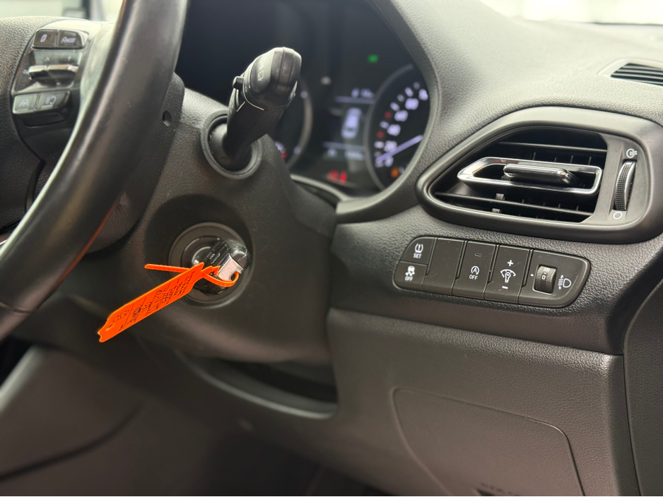 2022 Hyundai i30 - image 8