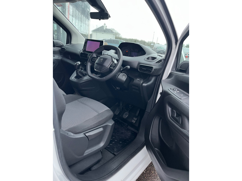 2020 Peugeot Partner - image 8