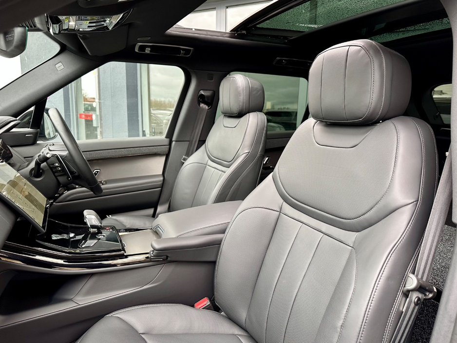 2025 Land Rover Range Rover Sport - image 8