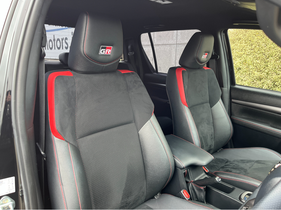 2024 Toyota Hilux - image 11