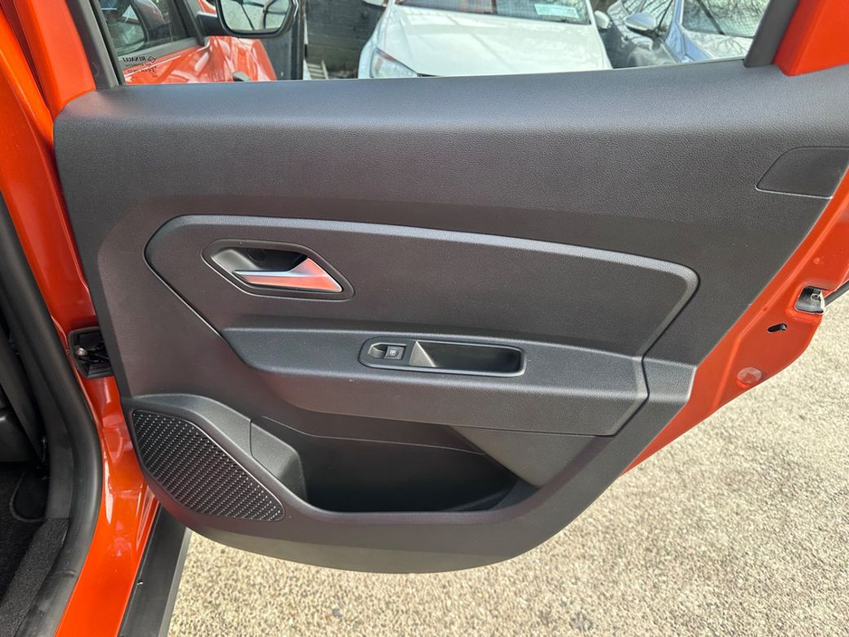 2022 Dacia Duster - image 12