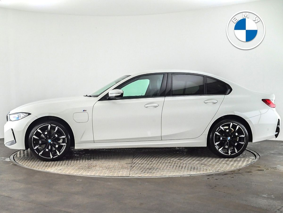 2025 BMW 3 Series - image 3