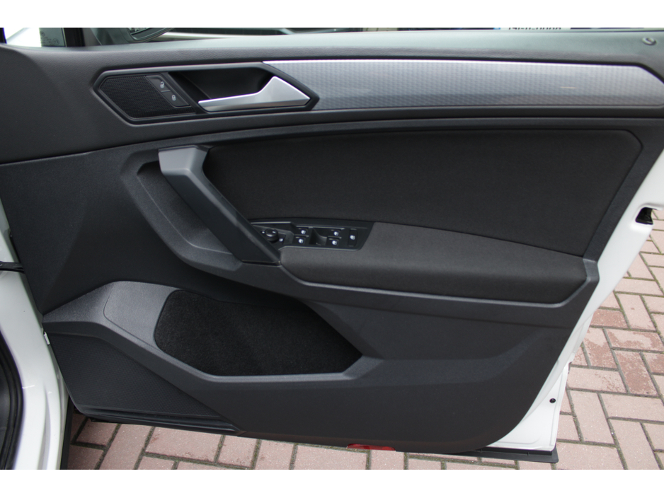 2021 Volkswagen Tiguan - image 10