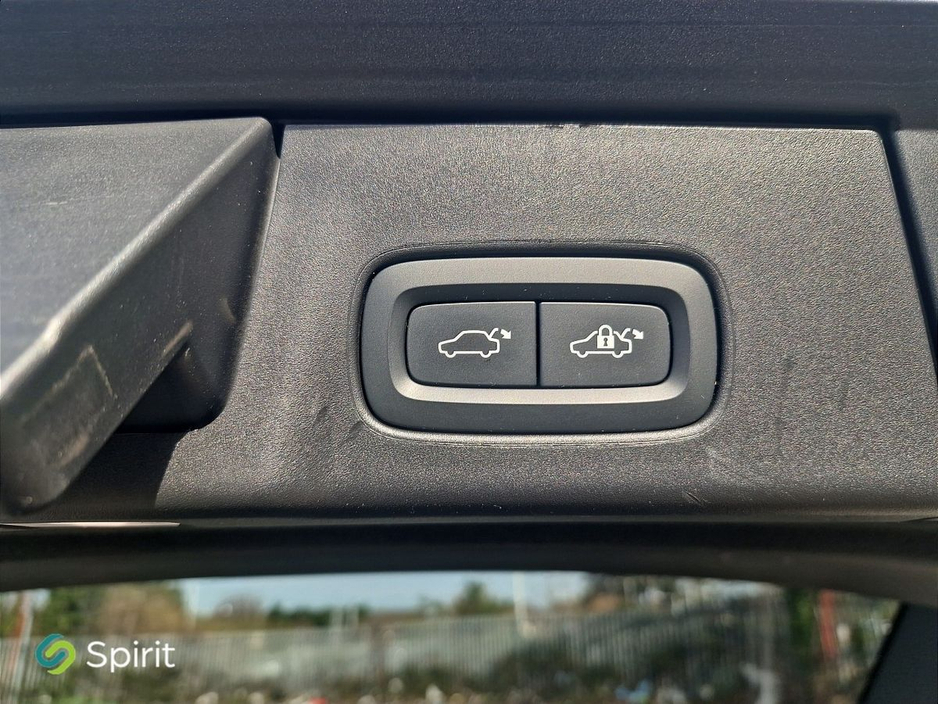 2021 Volvo V90 - image 16