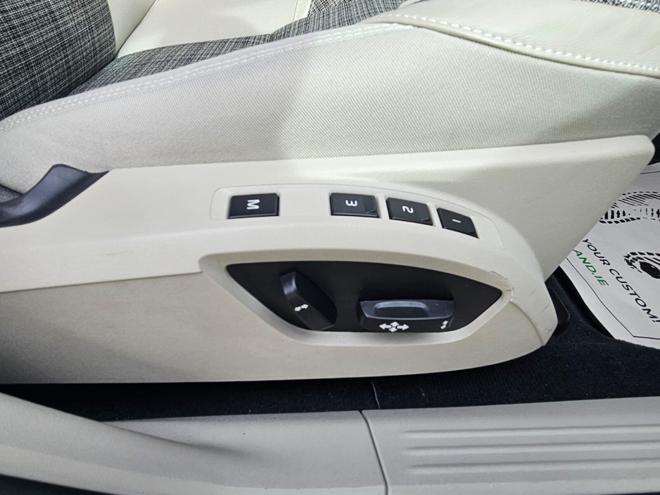 2019 Volvo V40 - image 32