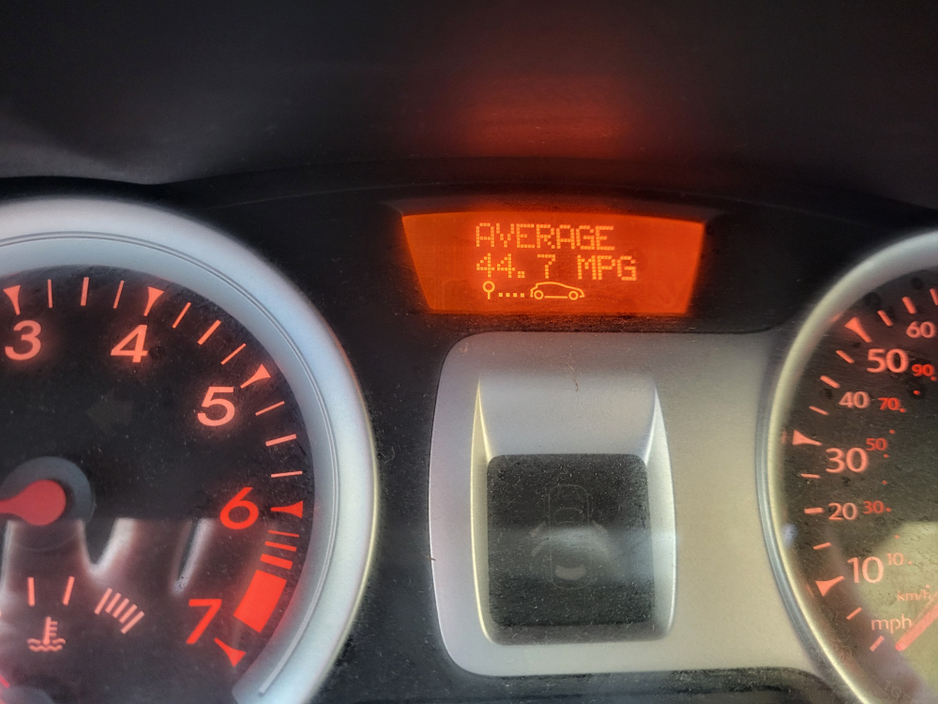 2011 Renault Clio - image 17