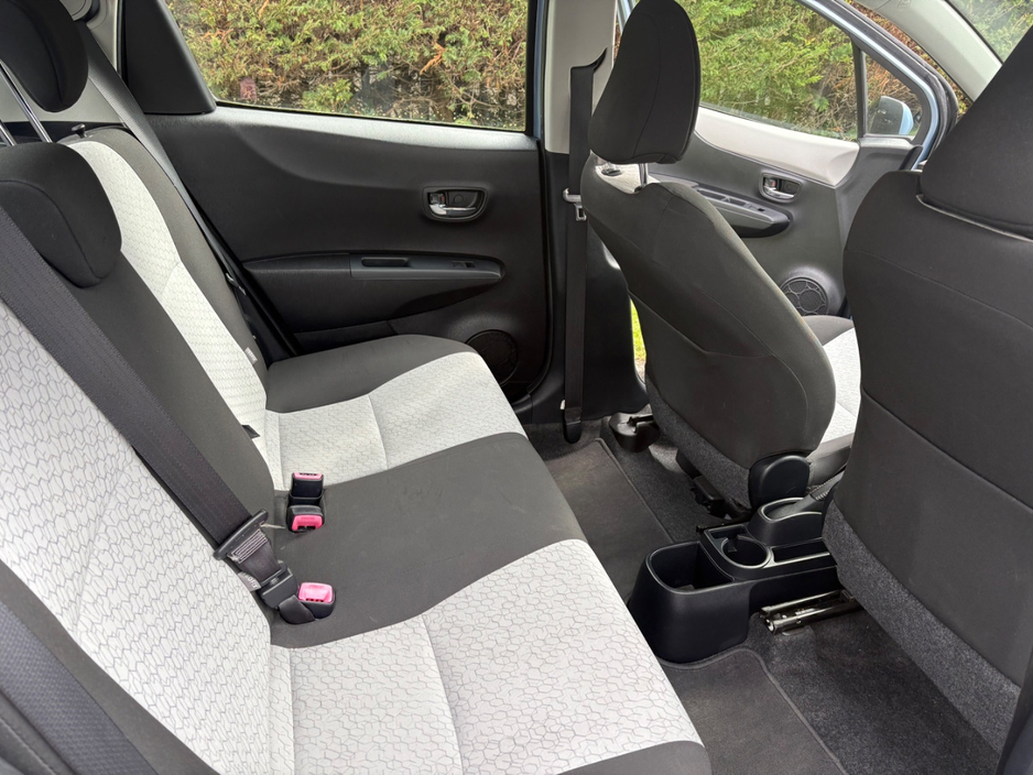 2012 Toyota Yaris - image 11