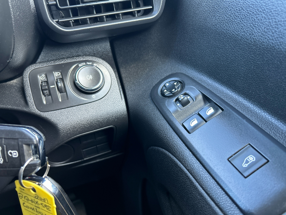 2021 Opel Combo - image 13