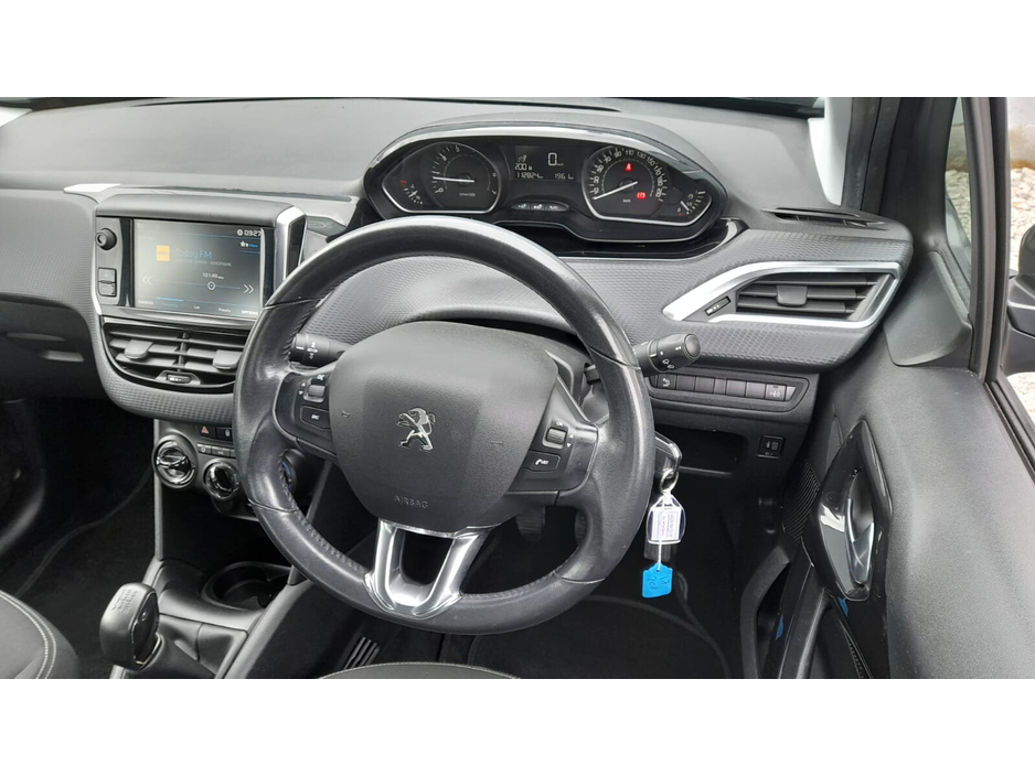 2018 Peugeot 208 - image 5