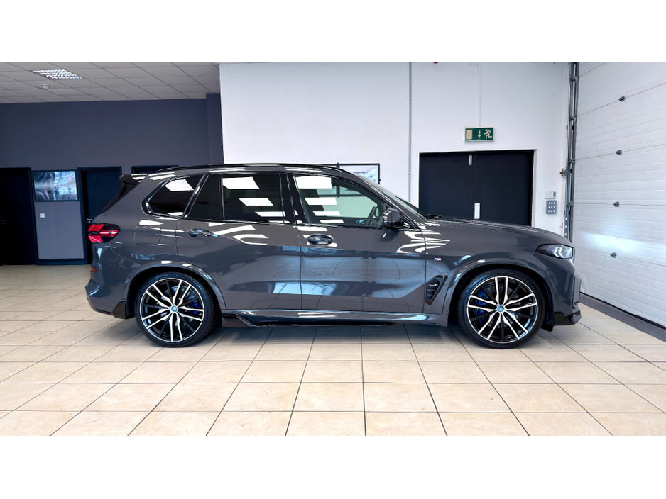 2023 BMW X5 - image 3