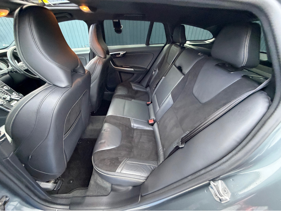 2017 Volvo V60 - image 35
