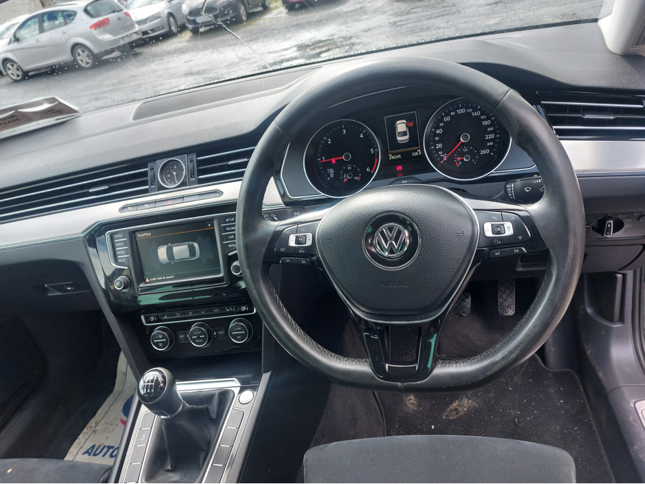 2016 Volkswagen Passat - image 2