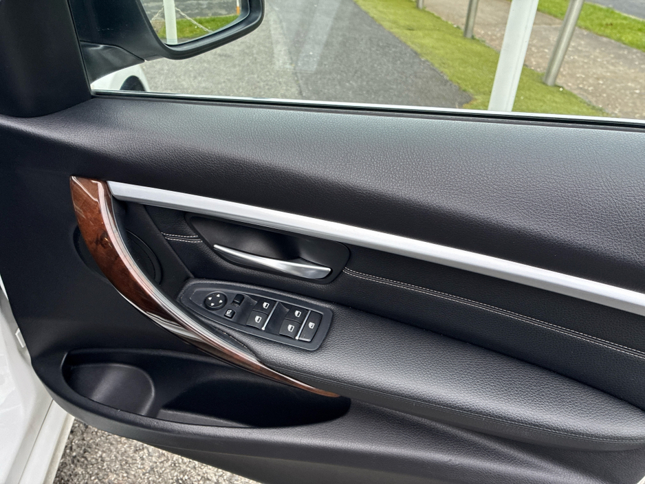 2016 BMW 3 Series - image 11