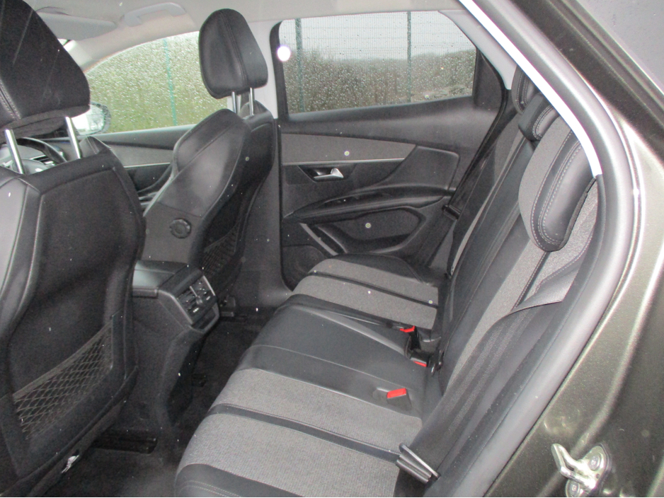 2018 Peugeot 3008 - image 8
