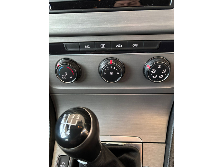 2014 Volkswagen Golf - image 21