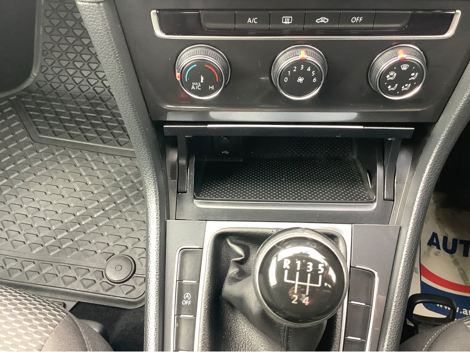 2017 Volkswagen Golf - image 2