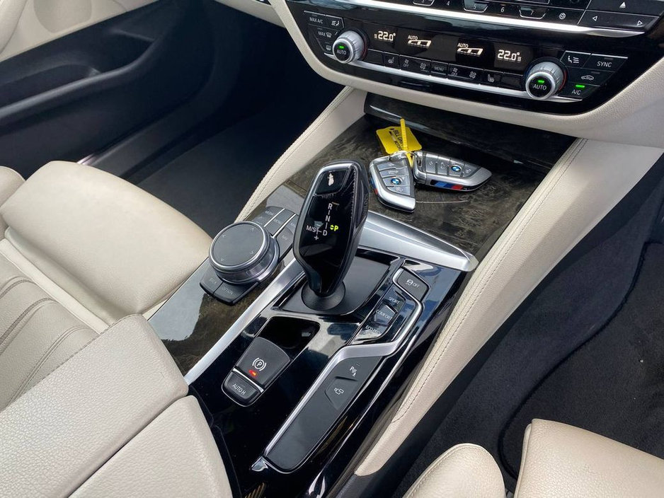 2017 BMW 5 Series - image 10