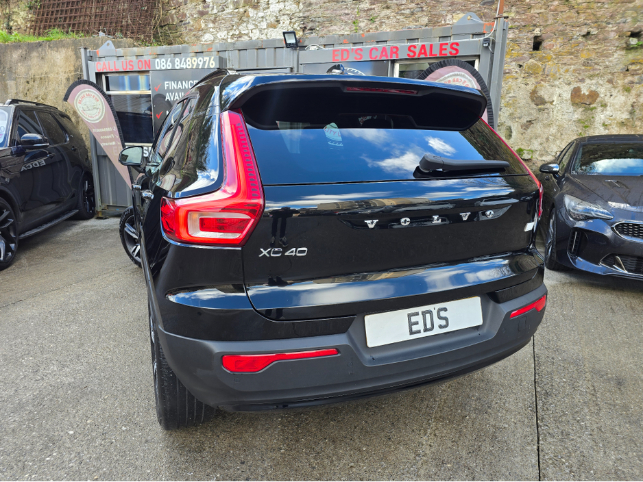 2021 Volvo XC40 - image 8