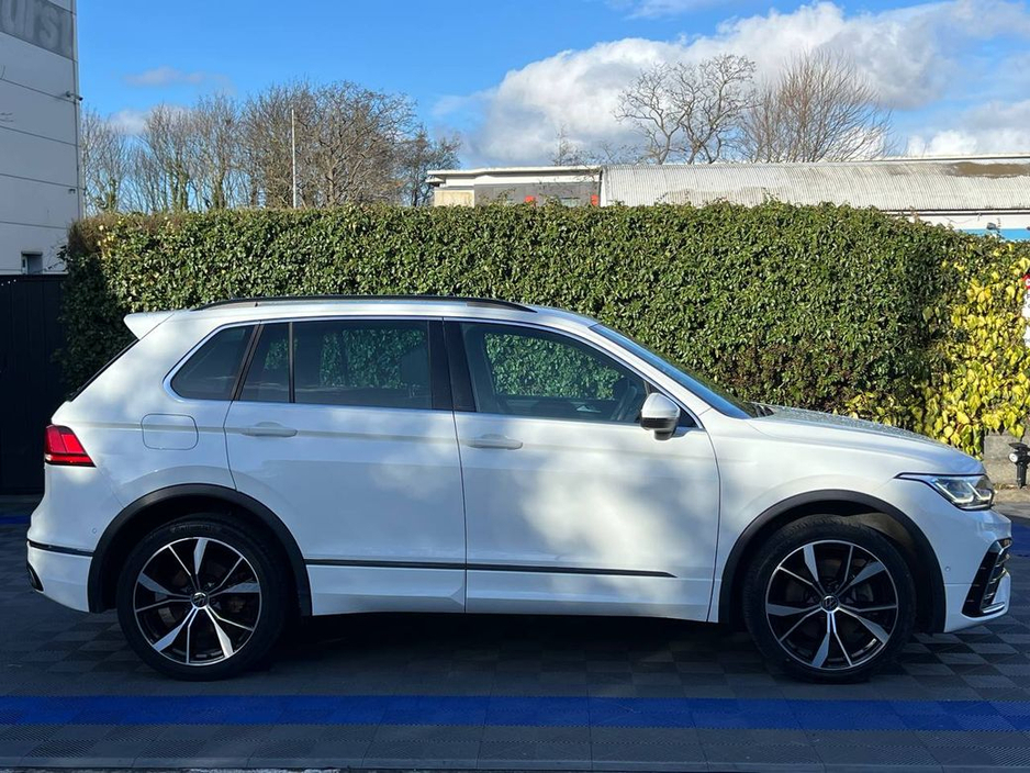 2023 Volkswagen Tiguan R-LINE 1.4 HYBRID // 20" R-LINE ALLOYS // PARKING SENSORS // APPLE CARPLAY/ANDROID AUTO €36,900