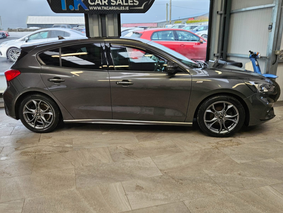 2019 Ford Focus - image 2