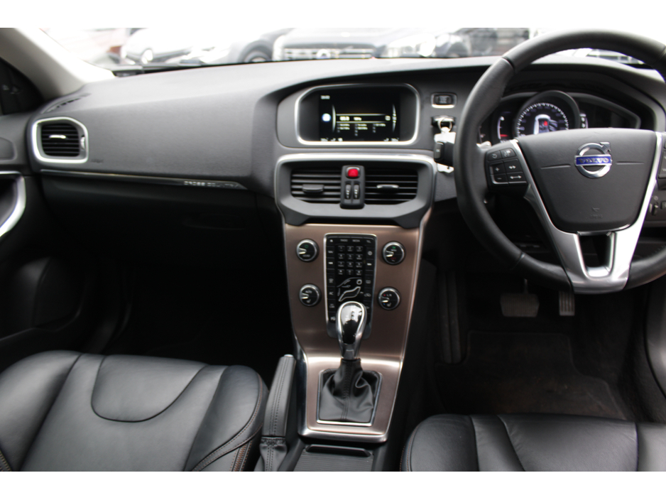 2016 Volvo V40 Cross Country - image 17