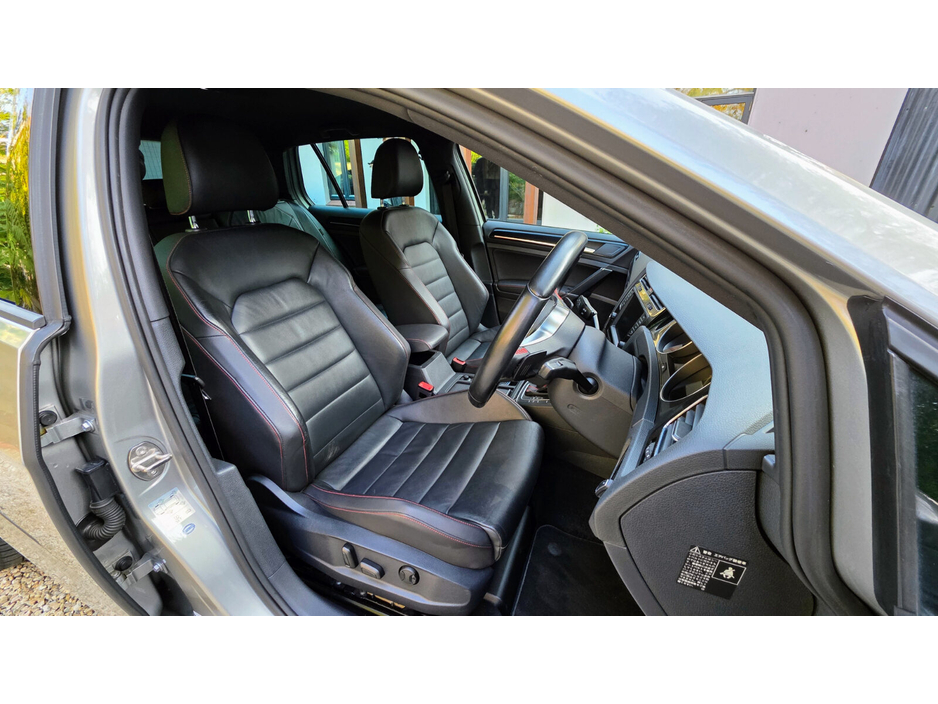 2014 Volkswagen Golf - image 9