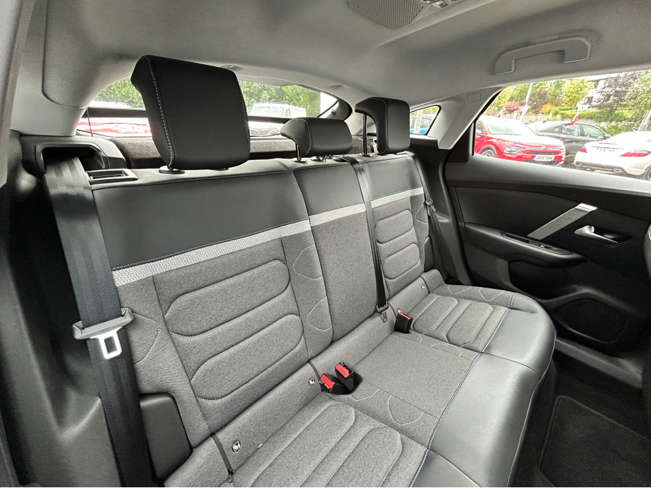 2025 Citroen C4 - image 3