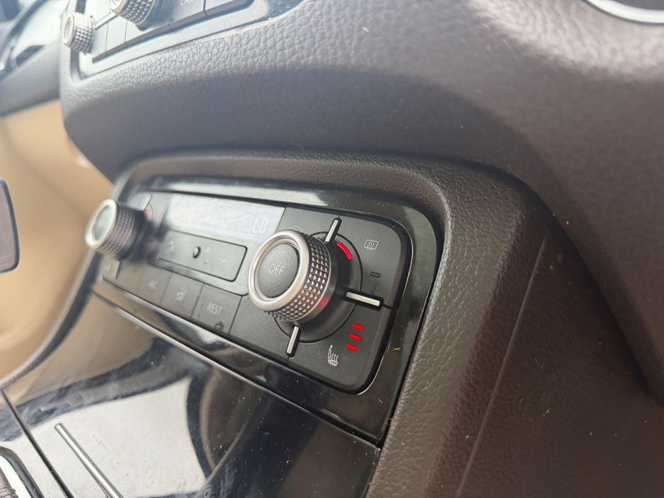 2016 Volkswagen Touareg - image 14