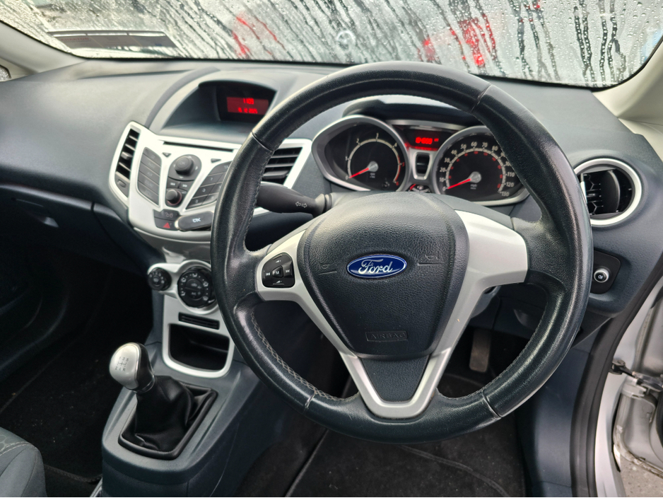 2012 Ford Fiesta - image 10
