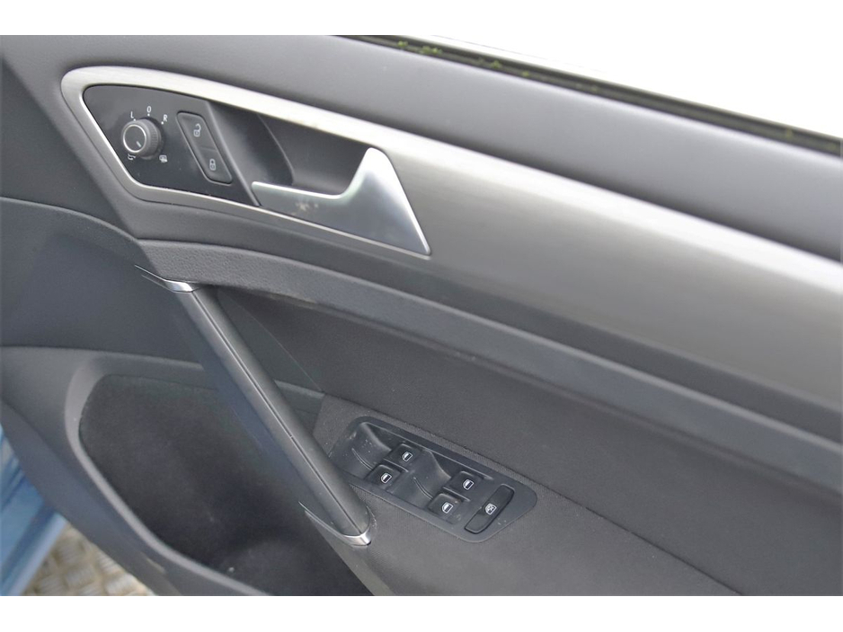 2016 Volkswagen Golf - image 22