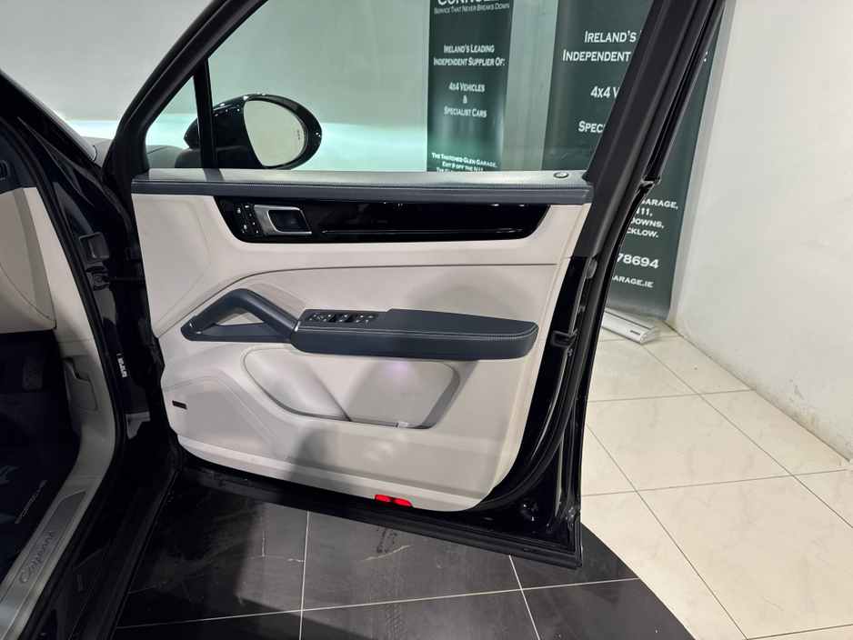 2022 Porsche Cayenne - image 25