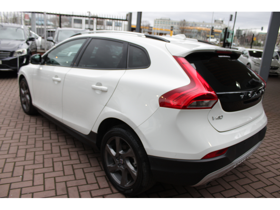 2016 Volvo V40 Cross Country - image 6