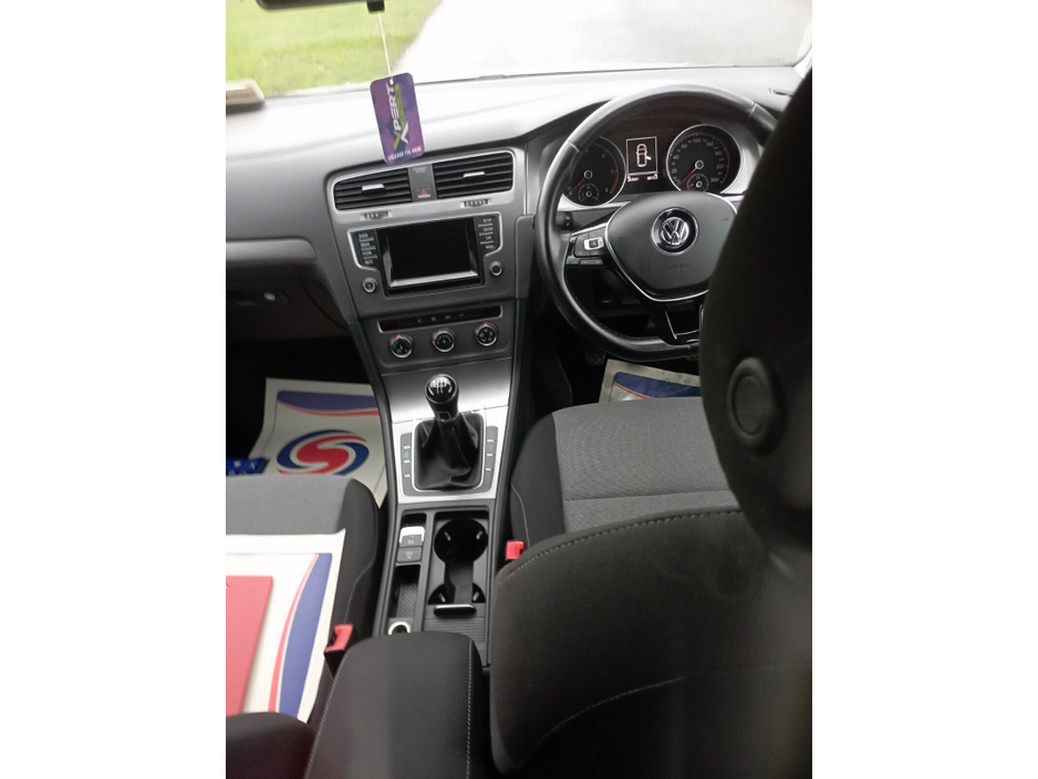 2015 Volkswagen Golf - image 3